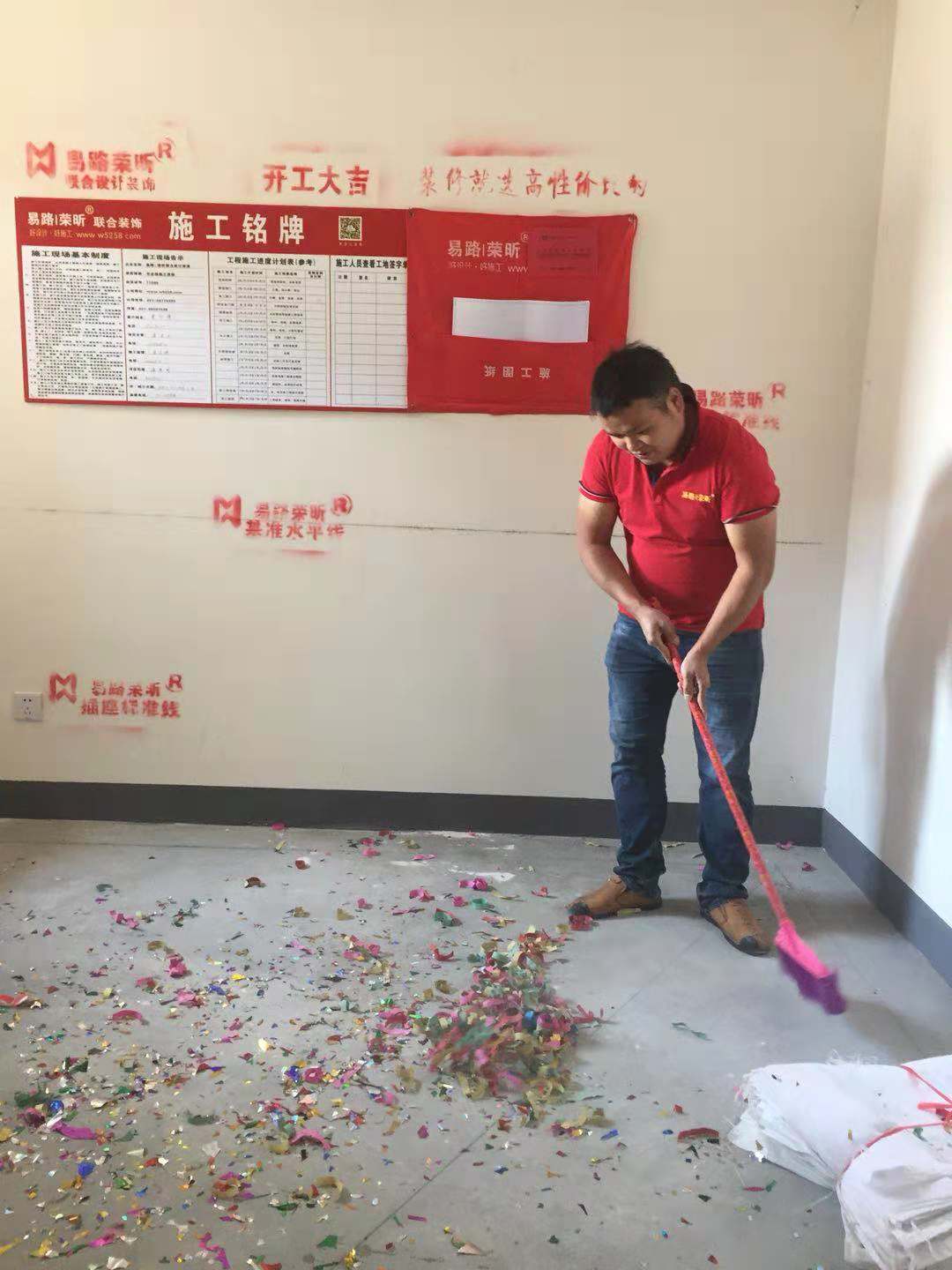 传递爱的信息，电工施丽明携手业主一起用心雕